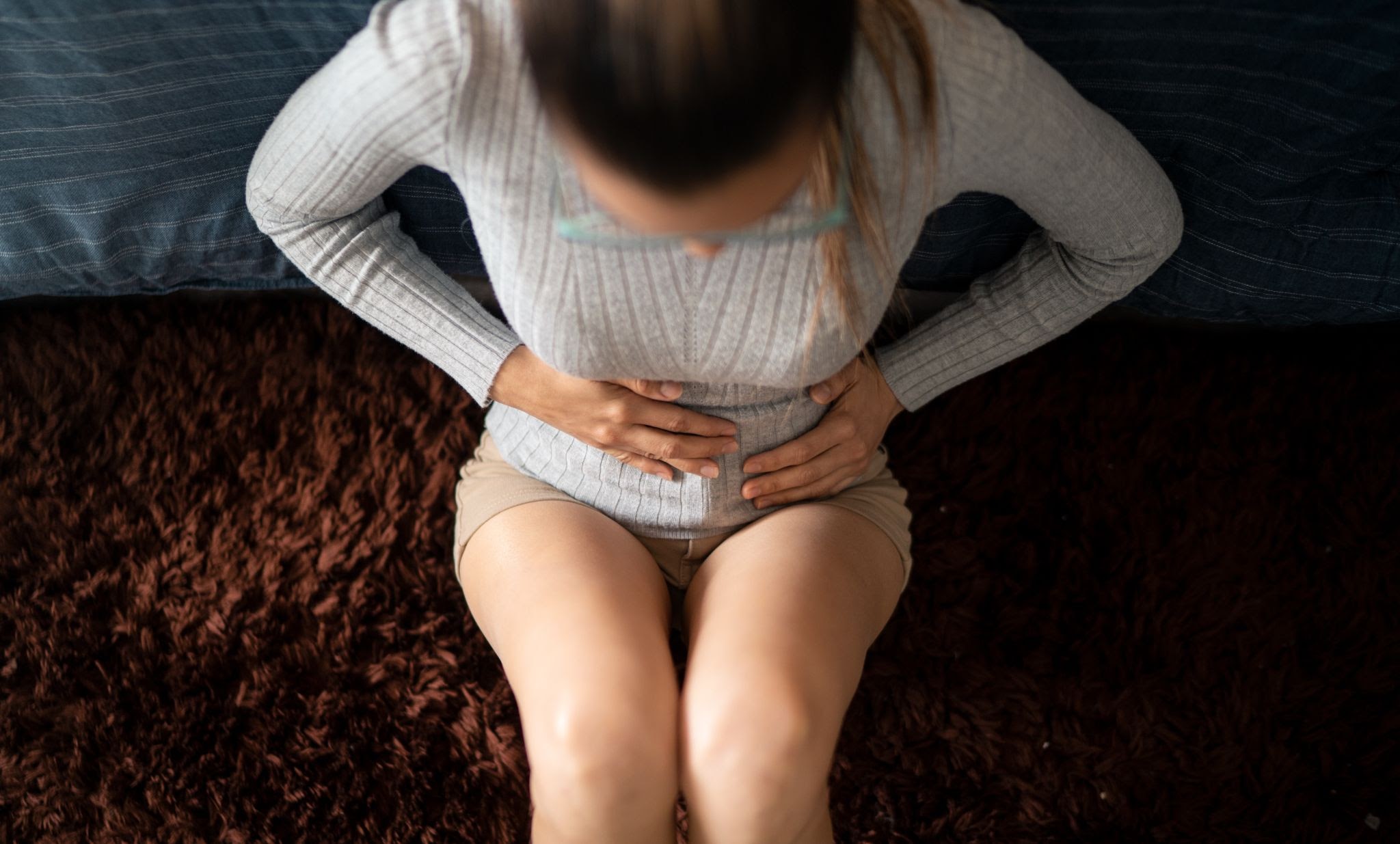 young-white-woman-suffering-with-extreme-abdominal-6XQVXUA